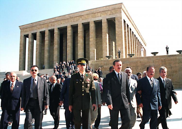 <p>Erdoğan'ın giremediği seçimin sonucunda Abdullah Gül başkanlığında 58. Cumhuriyet Hükümeti kuruldu.</p>
<p> </p>