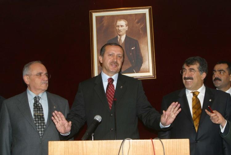<p><strong>2010 halk oylaması</strong></p>
<p>AK Parti'nin sınavlarından biri de 12 Eylül darbesinin 30. yılına denk gelen ve 1982 Anayasası'nda değişiklik öngören düzenlemeye ilişkin 2010'daki halk oylamasıydı. Bu halk oylamasında da yüzde 57,88 oranında "evet" oyu çıktı.</p>
<p> </p>
<p> </p>