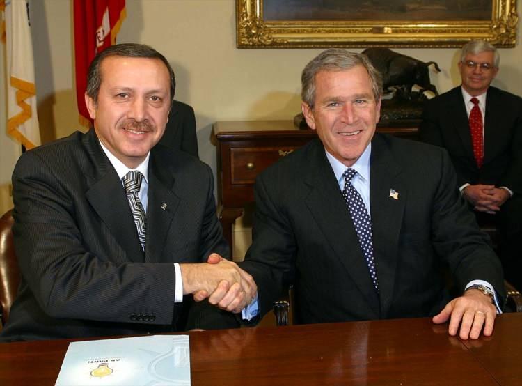 <p>AK Parti, 2011 genel seçimlerinde yüzde 49,53 oy oranını yakalarken, 2014'teki yerel seçimlerde ise yüzde 45,60 oy oranına ulaşarak 18'i büyükşehir olmak üzere, 818 belediye başkanlığını kazandı.</p>

<p> </p>
