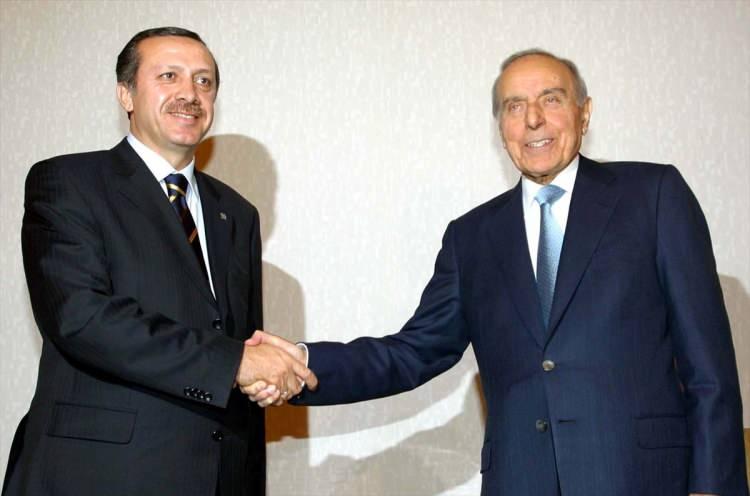 <p><strong>12. Cumhurbaşkanı da AK Parti'den</strong></p>
<p>Abdullah Gül'ün görev süresinin dolmasının ardından 10 Ağustos 2014'te yapılan seçimde Recep Tayyip Erdoğan yüzde 52'lik oy oranıyla doğrudan halk iradesiyle seçilen ilk ve Türkiye'nin 12. Cumhurbaşkanı oldu. Bu dönemde AK Parti'nin başına Konya Milletvekili Ahmet Davutoğlu geldi.</p>
<p> </p>
<p> </p>