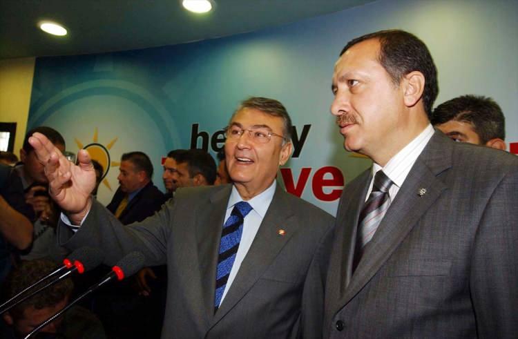 <p>Davutoğlu'nun genel başkanlığında ilk sınavını 7 Haziran 2015'teki genel seçimlerde ve ardından yapılan 1 Kasım 2015 erken seçimlerinde veren AK Parti, 1 Kasım'da tek başına iktidarı elde etti.</p>
<p> </p>
