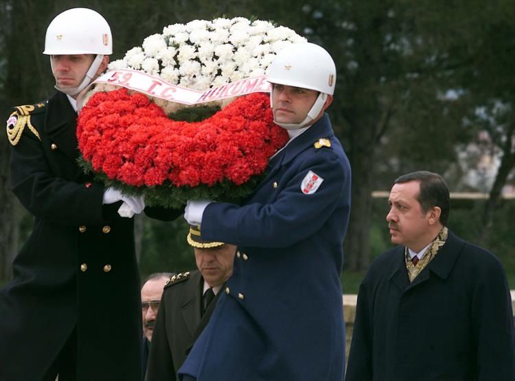 <p>Davutoğlu'nun ardından 22 Mayıs 2016'da düzenlenen 2. Olağanüstü Kongre ile partinin kurucularından Binali Yıldırım, AK Parti Genel Başkanlığına seçildi ve 65. Hükümeti kurarak Başbakan oldu.</p>
<p> </p>