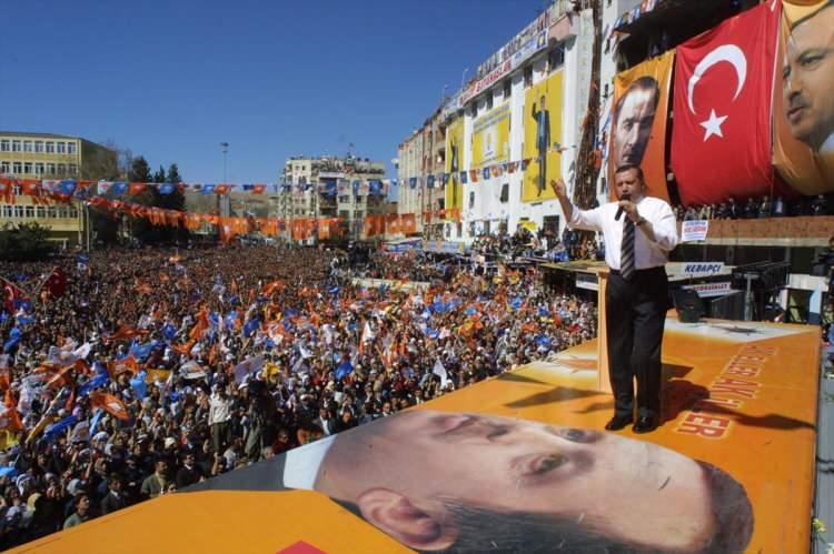 <p>Kuruluşunun üzerinden 15 ay geçmesinin ardından ilk sınavını verdiği 3 Kasım 2002 seçimleriyle tek başına iktidar olan AK Parti, özellikle 16 Nisan 2017'de yapılan halk oylamasıyla Türkiye için önemli bir adım attı.</p>

<p> </p>
