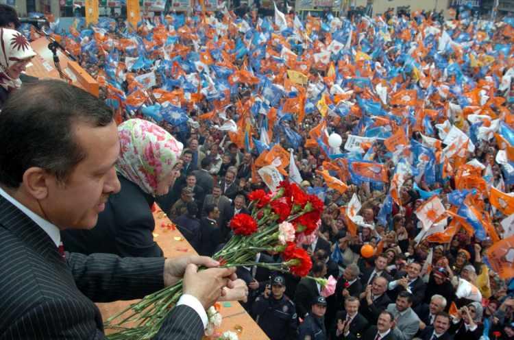 <p>Türkiye için yeni bir dönemin kapılarının aralandığı 16 Nisan 2017'deki halk oylamasının temelleri, Başbakan Binali Yıldırım dahil, 316 AK Parti milletvekilinin imzasını taşıyan anayasa değişikliği teklifinin 10 Aralık 2016'da TBMM Başkanlığına sunulmasıyla atıldı.</p>
<p> </p>