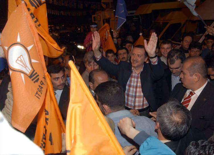<p>Maddeler üzerinde yapılan oylamaların ardından 10 Şubat 2017'de Cumhurbaşkanı Erdoğan, anayasa değişikliğine ilişkin kanunu onaylayarak, halkoyuna sunulmak üzere yayımlanması için Başbakanlığa gönderdi.</p>

<p> </p>
