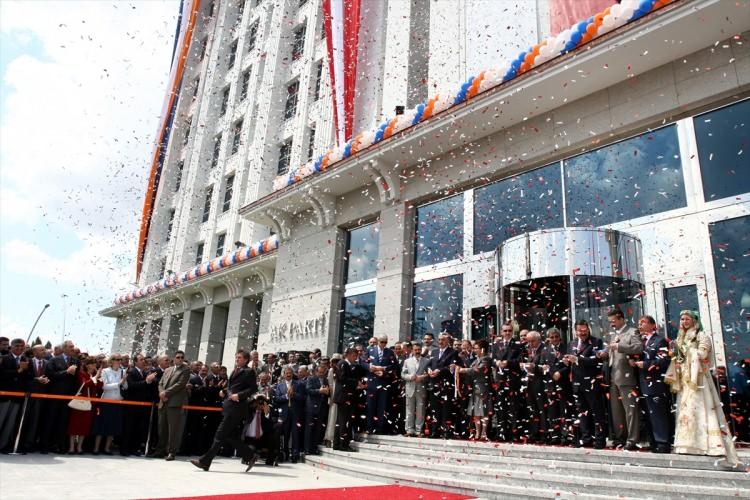 <p>Kongrede, yapılan tüzük değişikliğiyle ihdas edilen "genel başkanvekilliği" görevine de Başbakan Binali Yıldırım getirildi.</p>
<p></p>
