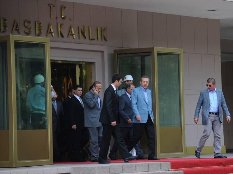 <p>24 Haziran seçimleri</p>
<p>2019 yılında yapılması planlanan seçimlerin erkene çekilmesi siyaset sahnesinde hareketli günlerin yaşanmasına neden oldu. Siyasi ittifak yapılan MHP'nin Genel Başkanı Devlet Bahçeli'den gelen erken seçim teklifi sonrasında Erdoğan ve partinin yetkili organları bu teklifi değerlendirdi ve seçimlerin 24 Haziran 2018'de yapılacağı açıklandı.</p>
<p> </p>
<p> </p>