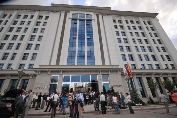 <p><strong>AK Parti 6. Olağan Büyük Kongresi'ni yaptı</strong></p>
<p>AK Parti'nin 18 Ağustos 2018'de gerçekleşen 6. Olağan Büyük Kongresi'nde geçerli oyların tamamını alan Erdoğan, 1380 oyla yeniden genel başkan seçildi. Kongrede yapılan değişiklikle 24 Haziran seçimlerinde yapılan "siyasi parti seçim ittifakı" parti tüzüğüne girerken, tüzüğe "Merkez Yürütme Kurulu (MYK) üyeliği ile Cumhurbaşkanı Yardımcılığı veya Bakanlık görevi aynı kişide birleşemez" fıkrası eklendi.</p>
<p> </p>
<p> </p>
