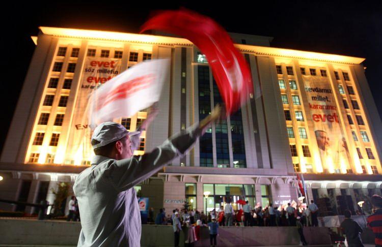 <p><strong>Olağan kongre sürecine koronavirüs engeli</strong></p>

<p>Cumhurbaşkanı ve AK Parti Genel Başkanı Erdoğan'ın talimatıyla partinin 7. Olağan Büyük Kongre süreci sonbaharda başladı ancak mart ayında Türkiye'de de etkili olmaya başlayan koronavirüs salgını nedeniyle "İnandığın yolda yürü" temasıyla başlatılan kongre sürecine ara verildi.</p>

<p> </p>
