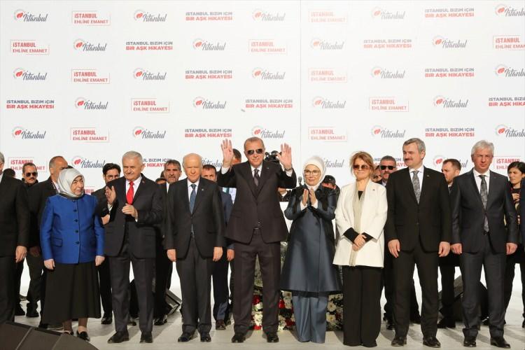 <p>Kongrede, yapılan tüzük değişikliğiyle genel başkanvekilliği sayısı 2'ye, Merkez Karar ve Yönetim Kurulu (MKYK) üye sayısı ise 75'e çıkarıldı. Ayrıca, Bilgi ve İletişim Teknolojileri Başkanlığı kuruldu ve Parti Sözcülüğü kurumsal olarak Genel Başkan Yardımcılığı içinde yer aldı.</p>
<p> </p>