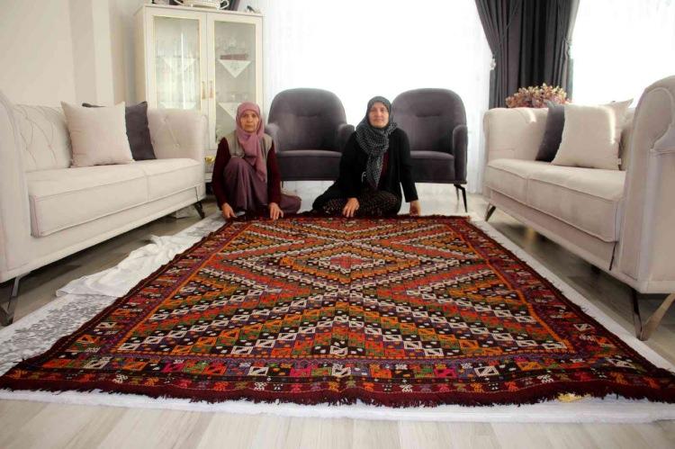 <p><span style="color:#000000"><strong>Kilimin her türlü iplik laboratuvarlarında teste sokulmasına yardımcı oluruz. Bizler alıcı tarafından bilhassa bu testlerin yapılmasını istiyoruz" ifadelerini kullandı</strong></span></p>
