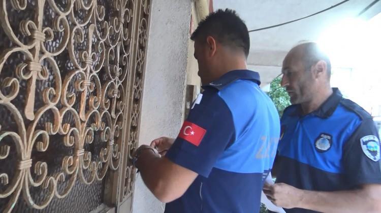 <p>Avcılar’da çatlaklar oluşan 4'er katlı bitişik iki bina tahliye edilerek mühürlendi. </p>
