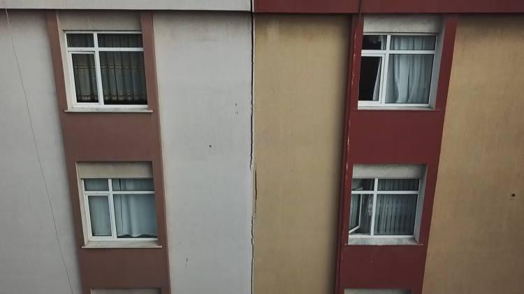 <p>Gümüşpala Mahallesi’ndeki Mercan Sokak’ta bulunan 4 katlı bitişik iki binada çatlaklar oluştu. Saat 04.00 sıralarında çatlama sesi duyan bina sakinleri panikle dışarıya çıkarak durumu Avcılar Belediyesi ve AFAD ekiplerine bildirdi. </p>
