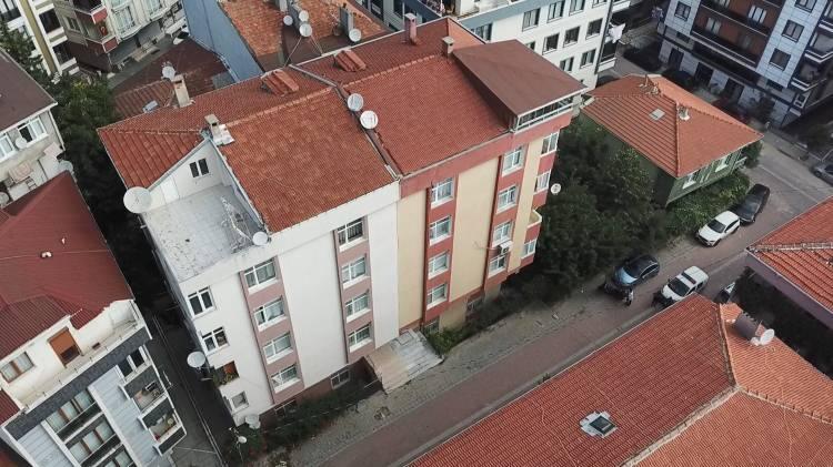 <p>Ekipler, ilk incelemesinde zeminde kayma olabileceği değerlendirmesinde bulunurken, karot örneği alınmasına karar verildi. Ekipler, bina sakinlerinden önemli eşyalarını almalarını istedi. İki binada tahliye edildikten sonra mühürlendi.  </p>
