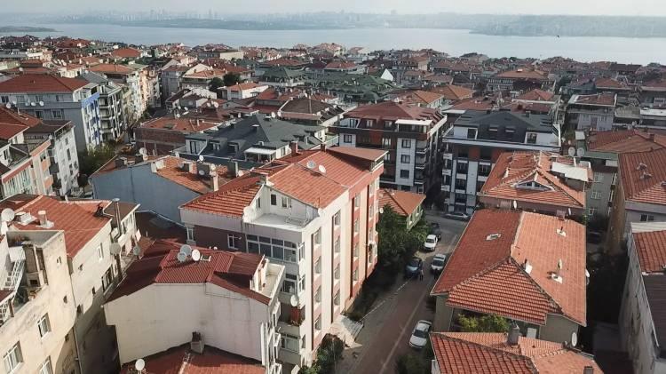 <p>"DEPREM OLUYOR DİYE UYANDIK"</p>

<p>Tahliye edilen bina sakini "Deprem oluyor diye gürültüye uyandık. Meğerse bina ayrılmış. Sonra dışarıya çıktık. Şoke olduk." </p>
