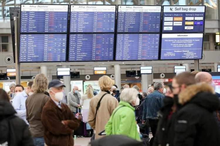 <p>Küresel salgın Kovid-19'un ardından başlayan seyahat trafiği Avrupa Havalimanları'nda tam bir kaosa neden olurken, personel sorununu çözmek birçok Avrupa ülkesi harekete geçti.</p>
