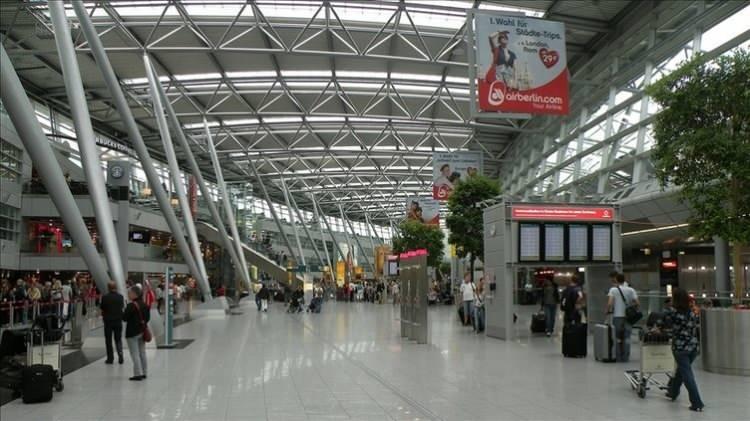 <p>İlanın iş tanımı ise, "Gelen ve giden yolcuların bagaj işlemlerinin yürütülmesi, bagaj fişlerinin bavula yerleştirilmesi ve bagajların araca yüklenmesi, yolcudan gelen bagaj fiş numaralarına göre bagajların ilgili yolculara teslim edilmesi, birim yöneticileri ile koordineli bir şekilde çalışılması, kayıp eşyaların kayıp eşya birimine teslim edilmesi" olarak belirtiliyor.</p>
<p> </p>