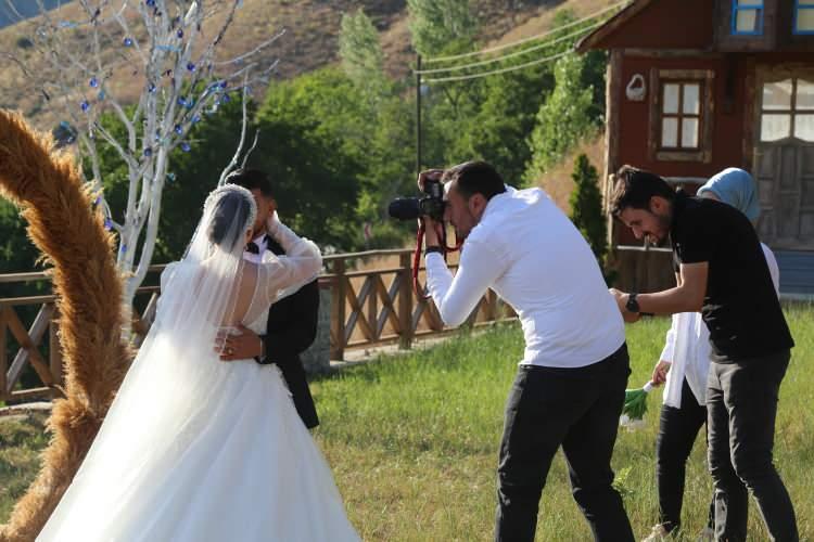 <p>Kurdukları fotoğraf platosuna başka illerden de ilgi olduğunu anlatan ailenin bir başka fotoğrafçı üyesi Ekrem Gürses ise bunun kendilerini mutlu ettiğini söyledi.</p>
<p> </p>