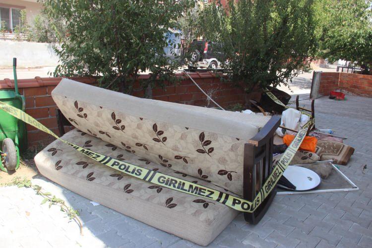 <div>Mahallede yaşayanlardan Gülferit Özkan, "Olayın nasıl olduğunu görmedim ama kiracı evi boşaltınca ondan kalan eşyaları terastan aşağıdaki bahçelerine atıyordu. Kiracıdan kalan eski eşyaları bu şekilde temizliyorlardı. Sanırım bu sırada bir kaza yaşanmış" ifadelerini kullandı.  </div>
