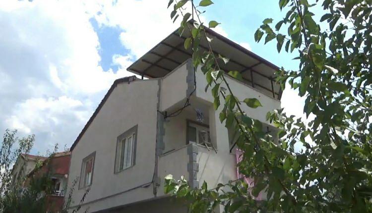 <p>Aynı binanın 2'nci katında ailesiyle yaşayan Beceren, eşyaları aşağıya atarken kızı Rana da sesleri duyup, evin balkonuna çıktı. </p>
