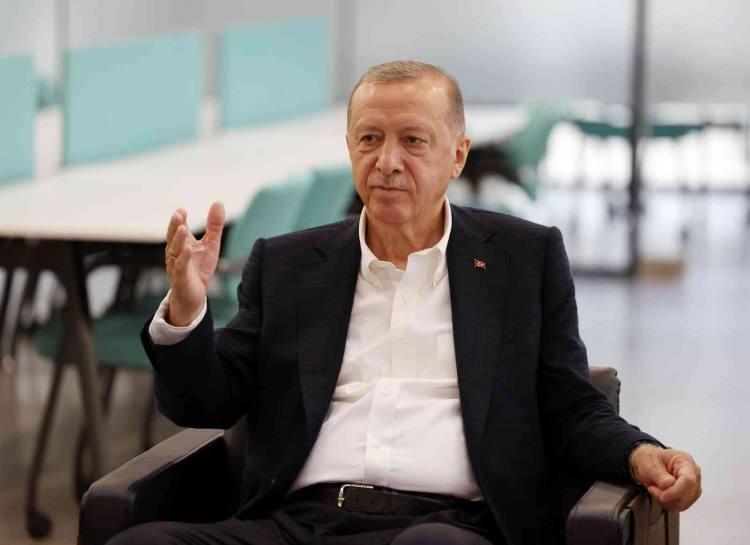 <p>"KÜTÜPHANELER OLMADAN YAPAMAYIZ"</p>

<p> </p>

<p>Erdoğan, "Şayet bizim millet olarak bir medeniyet davamız medeniyetimizi ihya etme sevdamız varsa bunu kütüphaneler yapmadan, olmadan yapamayız. Zira binlerce yıla sari medeniyetimizin esası tefekkürdür, ilimdir, irfandır. Kitabın ve hikmetin rehberliğinde yol yürümektir. Kültürümüzde ilim sahipleri gölgesinde soluklandığımız birer cennet ağacı, eserleri ise fikri açlığımızı giderdiğimiz meyveleri olarak görüyoruz. Kimi yazar ve düşünürler ise cenneti envai çeşit kitapla dolu görkemli bir kütüphaneye benzetmişlerdir. </p>
