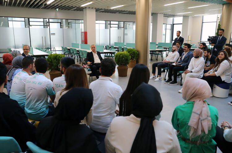 <p>Bu teşbihin sebebi kütüphanelerin bilgiye, erdeme, öğrenmeye ve ilim tahsiline açılan kapı hakikatine giden yollardan biri olmasıdır" ifadelerini kullandı.</p>