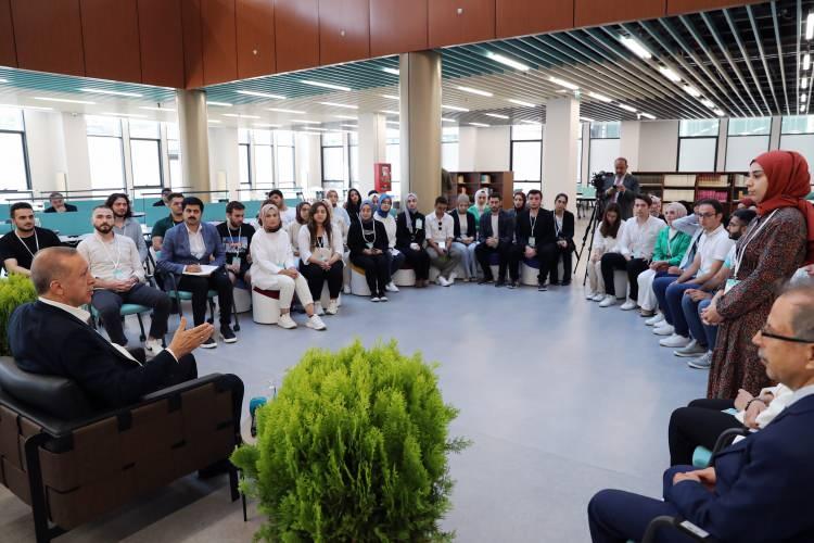 <p>Başkan Recep Tayyip Erdoğan, İstanbul Medeniyet Üniversitesi Ziraat Bankası Kütüphanesi ve Merkezî Derslik Binası Açılış Töreni sonrasında gençlerle bir araya geldi.</p>
