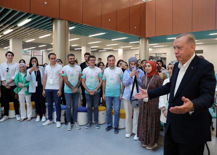 <p>Okullarımızdaki kütüphanelerde bulunan kitap sayısını da kısa sürede üç kat artırarak 70 milyona çıkardık. İnşallah yıl sonuna kadar bunu 100 milyona tamamlayacağız. 'Seni yaratan Rabb'inin adıyla oku' İnşallah Medeniyet Üniversitemizdeki gençlik bizleri yaratan Rabbimizin adıyla okuyor ve okumaya da inanıyorum ki devam edecektir" şeklinde konuştu.</p>