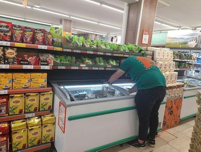 <p><strong>Mahmut Pişkinleblebici (36):</strong> Marketlerin fahiş fiyat oyununu Cumhurbaşkanımız maliyetine satış talimatı vererek bozdu. Yaklaşık 40'a yakın kalemde yüzde 35'e varan indirimler olacak. Bu da hem vatandaşa rahat bir nefes aldıracak hem de piyasayı dengeleyecek.</p>