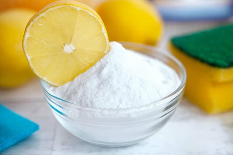 <p><span style="color:#0000CD"><strong>Bunun için beyaz kıyafetlerin sararan kısmına karbonat koyun. Daha sonra limonu ortadan ikiye kesin ve lekenin üzerine sürün. </strong></span></p>
<p><span style="color:#0000CD"><strong>Yaklaşık 15 dakika kadar beklettikten sonr kıyafetinizi sudan geçirip çamaşır makinesine yıkanması için atın. </strong></span></p>