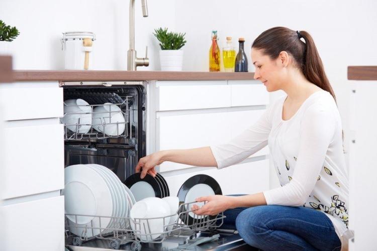 <p><span style="color:#000000"><strong>Gün içerisinde yemek yaparken misafir ağırlarken bulaşık temizliğinde kadınların eli ayağı olan bulaşık makineleri evin en çok kullanışlı eşyalarından biridir. Bulaşık makinesini kullanırken uzun ömürlü olmasını sağlamak ve bozulmasını engellemek için bazı hataları yapmamaya dikkat etmek gerekiyor. </strong></span></p>
