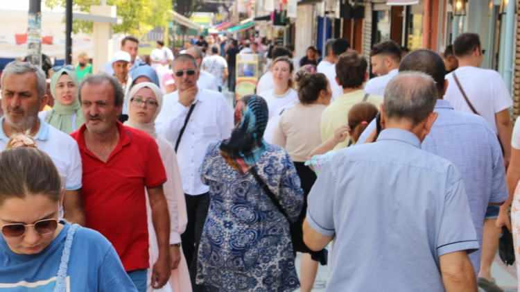<p>Alışveriş için on binlerce Bulgaristan vatandaşının akın ettiği Edirne'de son dönemde esnaf göçü yaşanıyor. İstanbul başta olmak üzere çevre illerden gelen esnaflar, Edirne'de iş yeri açıyor.</p>

