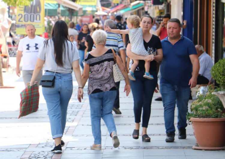 <p>İstanbul, Tekirdağ, Kırklareli ve Çanakkale başta olmak üzere çevre illerden esnaflar Edirne'de dükkan kiralamaya başladı. Yoğun talep üzerine 15 bin lira olan iş yeri kiraları ise 50 bin liraya yükseldi.</p>
