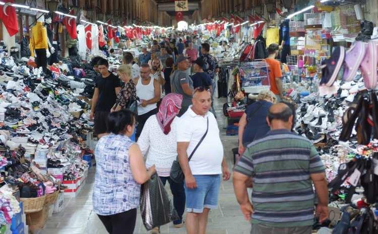 <p>Edirne Emlak Müşavirleri Derneği Başkanı Serhat Çeker, İstanbul başta olmak üzere çevre illerden Edirne'ye esnaf akını yaşandığını belirterek, iş yeri kira fiyatlarının 15 bin liradan 50 bin liraya yükseldiğini ifade etti.</p>
