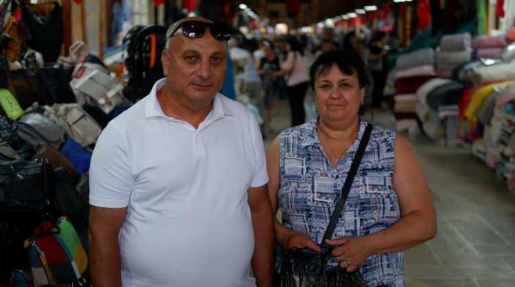<p><strong>"Müşterilerin yüzde 90'ı Bulgar"</strong></p>

<p>Müşterilerinin yüzde 90'ının Bulgar olduğunu söyleyen Tarihi Çarşı esnafı Tülay Kaytan, "Bulgarlara satış yapıyoruz. İnşallah böyle devam eder. Bulgarlar olmasa işimiz zor" dedi.</p>
