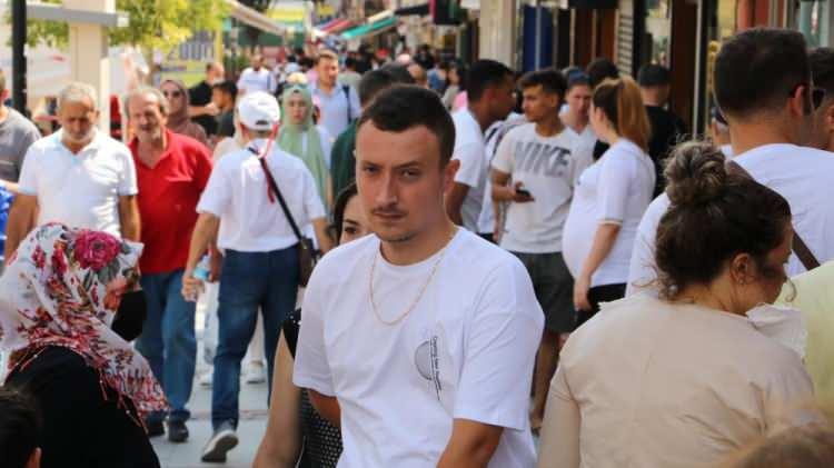 <p><strong>"Türkiye çok ucuz"</strong></p>

<p>Bulgaristan'da karşılaşmadıkları komşuları ile Edirne sokaklarında karşılaştıklarını söyleyen Bulgaristan vatandaşları, Edirne'de cadde ve sokaklarda Bulgar yoğunluğuna dikkat çekti. </p>
