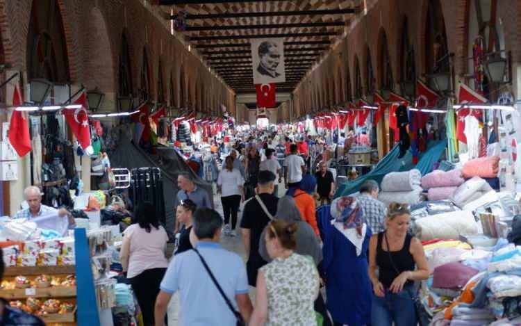 <p>Alışveriş için Edirne'ye gelen Bulgaristanlı Arsova ailesi, peynirden zeytine, tatlıdan yiyeceğe tüm ihtiyaçlarını Edirne'den karşıladıklarını söyledi.</p>
