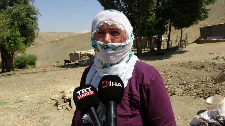 <p> Öğle saatlerinde otlatılmaktan getirilen koyun ve keçileri bin bir zorlukla sağan kadınlar, omuzladıkları süt dolu bidonları evlerine taşıyarak peynir üretiminde kullanıyor.</p>
<p></p>