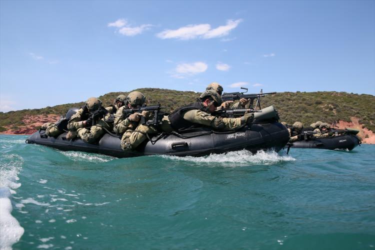 <p>Türk Silahlı Kuvvetlerinin hem karada hem de suda görev yapabilen, yurt içi ve dışında önemli görevler yürüten Amfibi Hücum Timleri, "daima hazır" sloganıyla eğitimlerini aralıksız sürdürüyor.</p>
