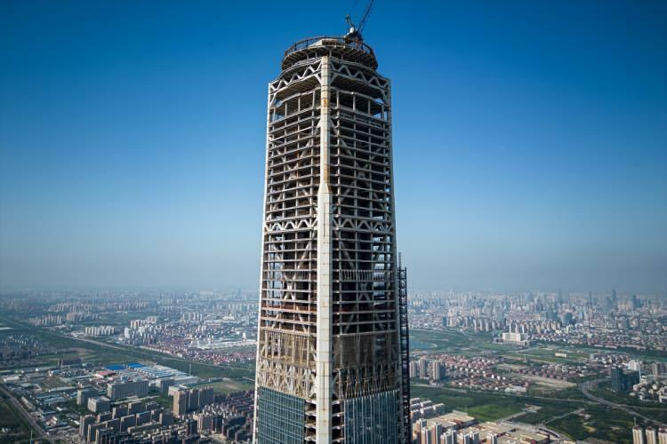 <p>Çin'in Tianjin kentindeki 597 metre yüksekliğe sahip ve 128 katlı yapımı tamamlanmamış bir gökdelen olan Goldin Finance 117 havadan görüntülendi. </p>

<p> </p>
