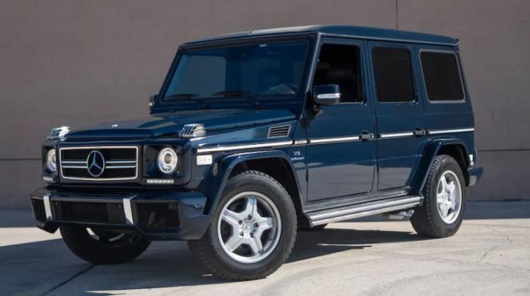<p><strong>2002 – 2012</strong></p>

<p>2002 yılında ise bizlerin karşısına <strong>G63 AMG</strong> modeli çıktı. G63, <strong>470 beygir</strong> güç sayesinde 0-100 km/saat hızlanmasını<strong> 5.9 saniyede </strong>yapabiliyordu.</p>

<p> </p>

<p>2005 yılında Mercedes-Benz G-Serisi <strong>ilk süperşarjlı G55 AMG</strong> versiyonuna kavuştu. Bu model sayesinde motorun litresi değiştirilmeden daha fazla güç elde edilebildi.</p>

<p> </p>

<p><strong>2007</strong> yılına geldiğimizde Mercedes-Benz G-Serisi’nin yeni versiyonu tanıtıldı. Yeni modelle birlikte<strong> 6.5 inçlik multimedya ekranı</strong>, <strong>arka kamera</strong>, <strong>Harman Kardon ses sistemi</strong> ve lastik basınç bilgisinin yer aldığı gösterge ekranı araca dahil edildi.</p>

<p> </p>

<p>2008 yılında multimedya ekranına<strong> navigasyon</strong>, <strong>Bluetooth</strong> ve <strong>ses kontrolü</strong> eklendi. 2010 yılında ikonik otomobil<strong> dizel motorlara</strong> kavuştu.</p>
