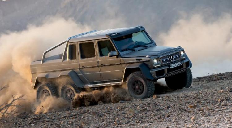 <p>2013 yılında <strong>G63 AMG 6X6</strong> piyasaya sürüldü. Bu versiyonda <strong>6 adet tekerlek</strong> bulunuyordu ve tasarımı diğer araçlardan oldukça farklıydı. </p>

<p> </p>

<p><strong>5.5 litrelik V8 motoru</strong> sayesinde<strong> 536 beygir</strong> güç ve <strong>760 Nm tork</strong> üretebiliyordu. 2015 yılında geldiğimizde şirket, 6 tekerlekli versiyonun üretimine son verdi.</p>
