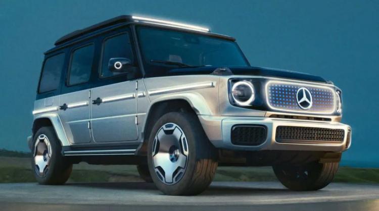 <p><strong>Mercedes Benz EQG</strong></p>

<p>2021 yılında şirket, ikonik modelin <strong>elektrikli konsept versiyonunu </strong>tanıttı. Mercedes-Benz G-Serisi’nin hatlarına sahip elektrikli otomobil, yenilikçi tasarımıyla birçok kişi tarafından beğenildi.</p>

<p> </p>

<p> <strong>480 km</strong> menzile sahip olduğu düşünülen araçta son nesil <strong>MBUX </strong>multimedya sistemi bulunuyor.</p>
