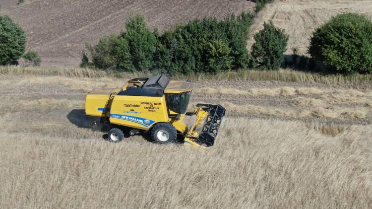 <p>Bu ebeveyn hatlarımızda melezlemeler yaparız. Bu melezleme neticesinde elde ettiğimiz tohumları da gerek molek&uuml;ler genetik gerek biyolojik y&ouml;ntemlerle de destekleyerek sahaya aktarırız. Burada bizim yaklaşık 3 bin 500 &ccedil;eşit adaylarımız var. Bu &ccedil;eşit adaylarımızı da her yıl mutlaka tekrarlamalı ve uygun olarak ekerek sonu&ccedil;ları değerlendirir ve sonunda da tescile sunarız&rdquo; dedi.</p>
