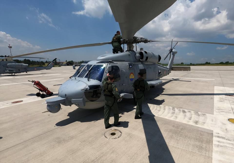 <p>Pilot olmak isteyen gençlere azimle çalışmalarını tavsiye eden Yeşiltaş, "Kadın-erkek hiçbir ayrıcalığımız yok. </p>
<p> </p>