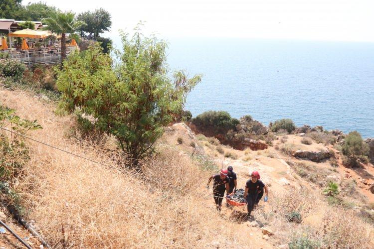 <p>Gencin telefonundan alınan son sinyallerin falezler bölgesinden geldiğini gören ekipler, aramalarını bu noktaya yoğunlaştırdı. </p>

<p> </p>
