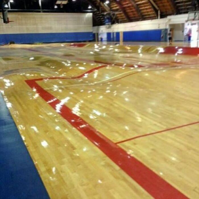 <p>Basketbol sahasının altındaki su tesisatı patlayınca...</p>
