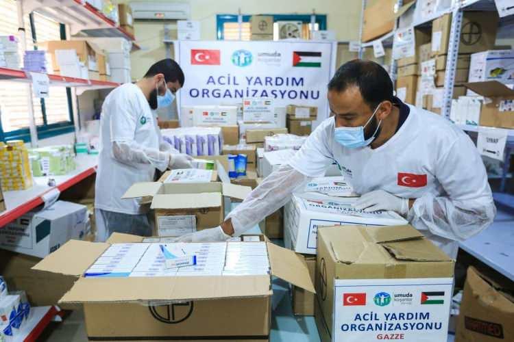 <p><strong>Bu hareketiyle Özçelik sosyal medyada gündem oldu. </strong></p>
