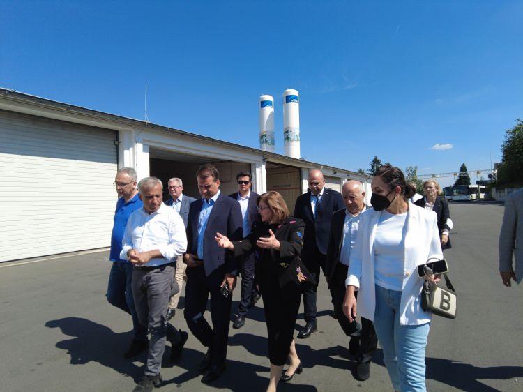 <p>Toplu taşımanın havayı kirleten önemli bir unsur olduğunu belirten Şahin, "Köln'ün başarmış olduğu hidrojenli otobüslerdeki 'Sistem nasıl çalışıyor?', "Teknik olarak yapılması gerekenler nelerdir?" Bunları incelemek için teknik ekibimiz de burada. Köln Belediye Başkanı ile bir araya geldik. Beraber ne yapabiliriz diyerek konuştuk. Şehir ekonomileri artık çok önemli bir hale geldi, öyle yükselen değer oldu ki, artık kendi kendine yetme konusunda güçlü bir altyapı oluşturduk. Köln ve kardeş şehirlerimizle yapacak çok işimiz var. Köln Belediye Başkanı ile birçok konunun üstünden geçtik. En kısa sürede Gaziantep'e geldiklerinde şehrin sanayisinin, toplu taşımanın yeşillendirilmesinde Alman mühendis ve akademisyenlerle neler yapılması gerekir bunu çalışacağımızı konuştuk. Bu çalışmalar sonrası yerinde teknik incelemeler de yapacağız" dedi</p>