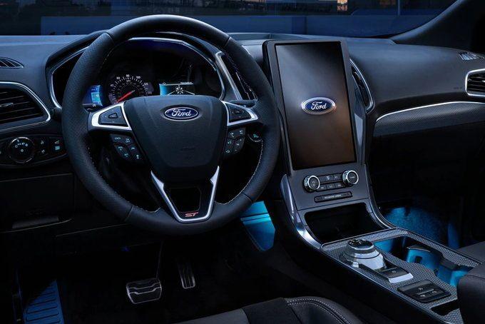 <p>Çin Sanayi ve Bilişim Teknolojileri Bakanlığı, Ford Edge'in iç tasarımını paylaşmadı. Aracın iç tasarımıyla ilgili bildiğimiz tek şey, 7 koltuklu olacağı. Ayrıca bu SUV'un fiyatı da gizemini koruyor...</p>

<p> </p>
